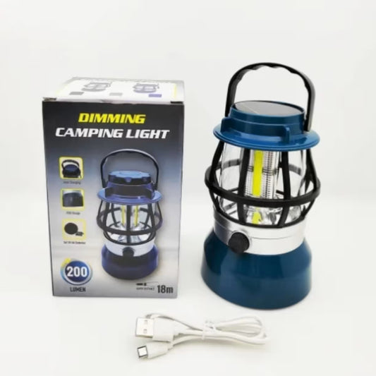 Komplet koji sadrzi plavu lampu za kampovanje sa rucicom, originalnu tamnu kutiju sa oznakom jacine i beli usb kabel