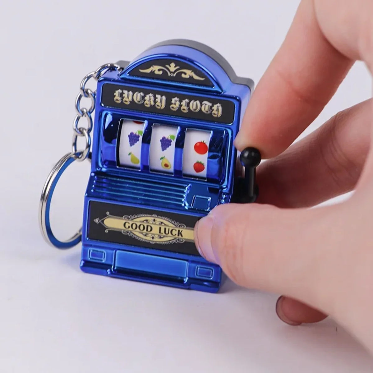 Plavi mini slot masina privezak sa povlacenjem poluge