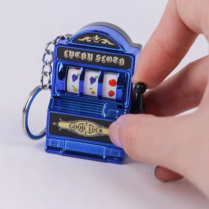 Plavi mini slot masina privezak sa povlacenjem poluge