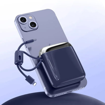 Tamnoplavi power bank sa ugradjenim kablom dok puni telefon sa zadnje strane