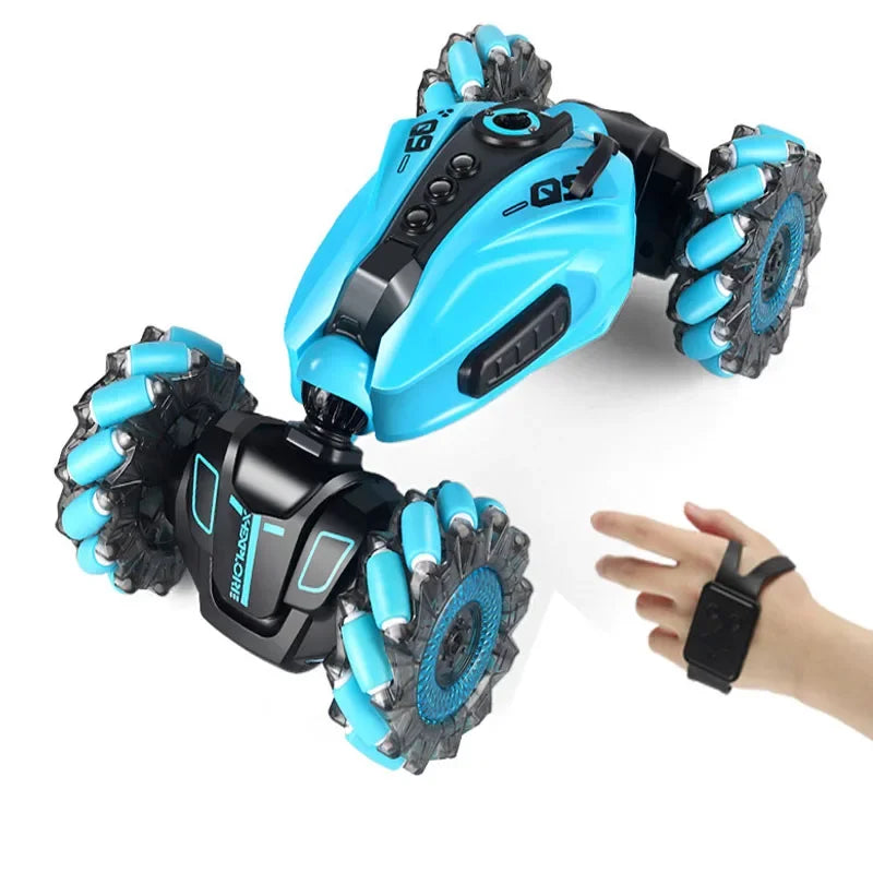 Plavi RC auto kojim se upravlja narukvicom na ruci