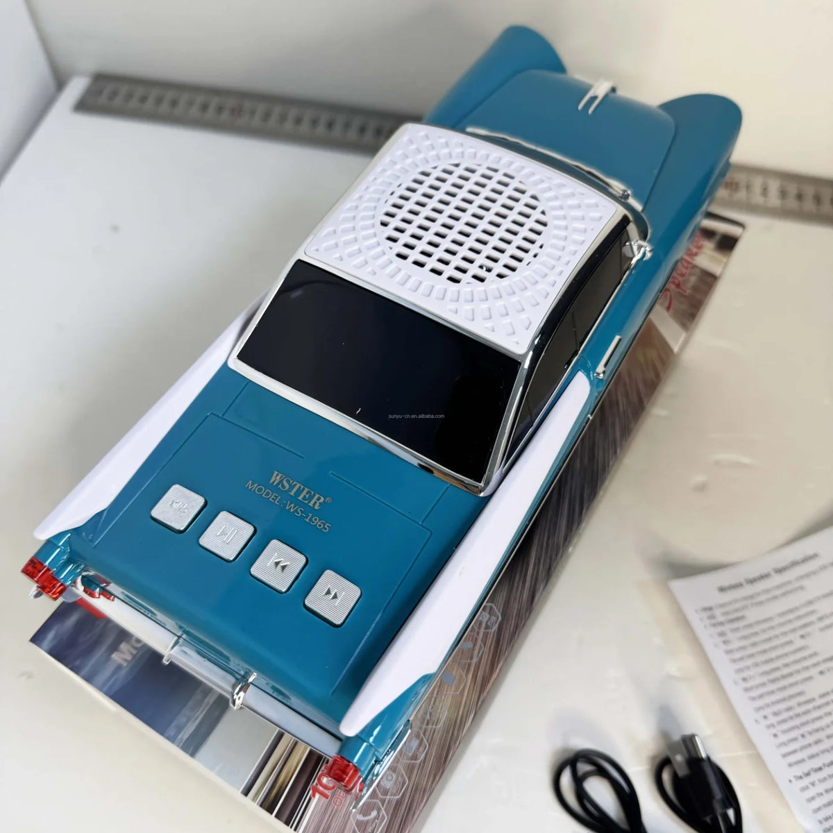 plavi retro auto bluetooth zvucnik sa komandama na krovu