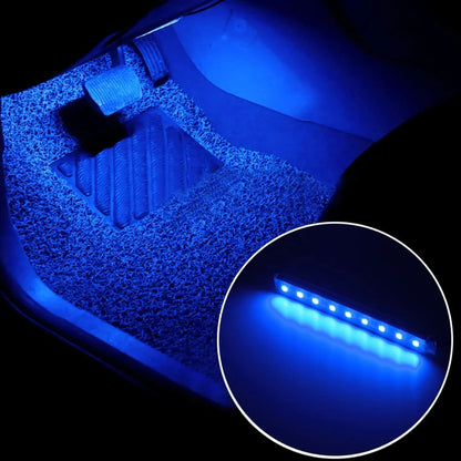Plavo LED osvetljenje prostora za noge u automobilu.