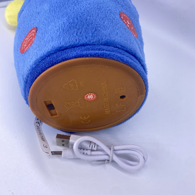 Donji deo plesajuceg kaktusa sa USB prikljuckom za punjenje. Dugotrajna baterija za neprekidnu igru.
