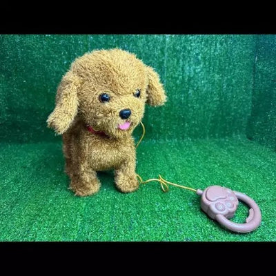 Plisana braon igracka pas na povocu, na zelenoj pozadini. Interaktivna igracka oponasa pravog psa i odlicna je za sate zabave i igranja.