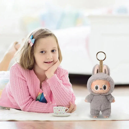 plisani bunny privezak devojcica se igra sa sivim mekanim privezakom idealan poklon za decu i torbe