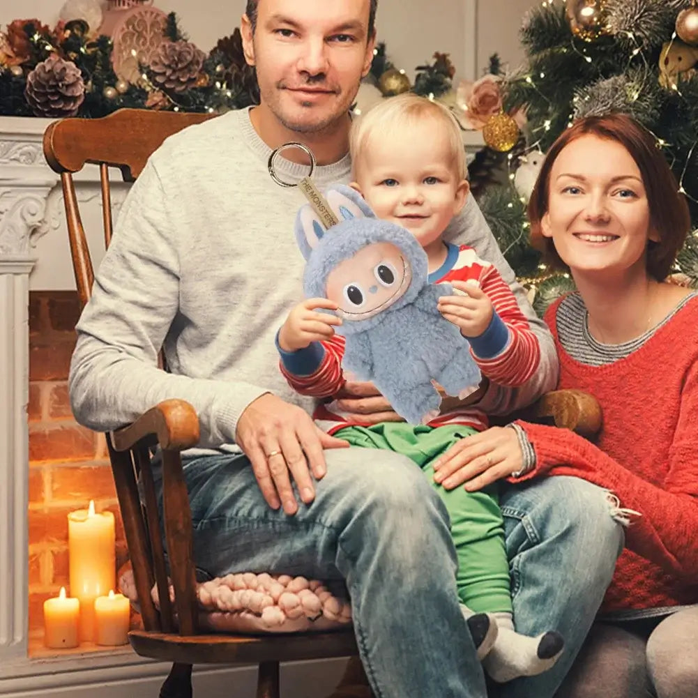 plisani bunny privezak dete se igra sa mekanim privezkom tokom porodicne fotografije u toplom ambijentu