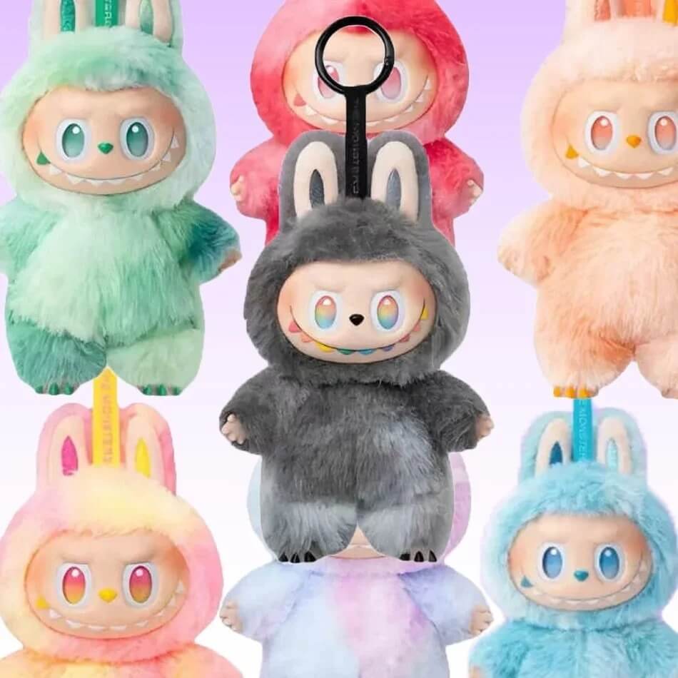 plisani bunny privezak vise modela i boja prikazanih na stalku kao dekorativni i praktican keychain