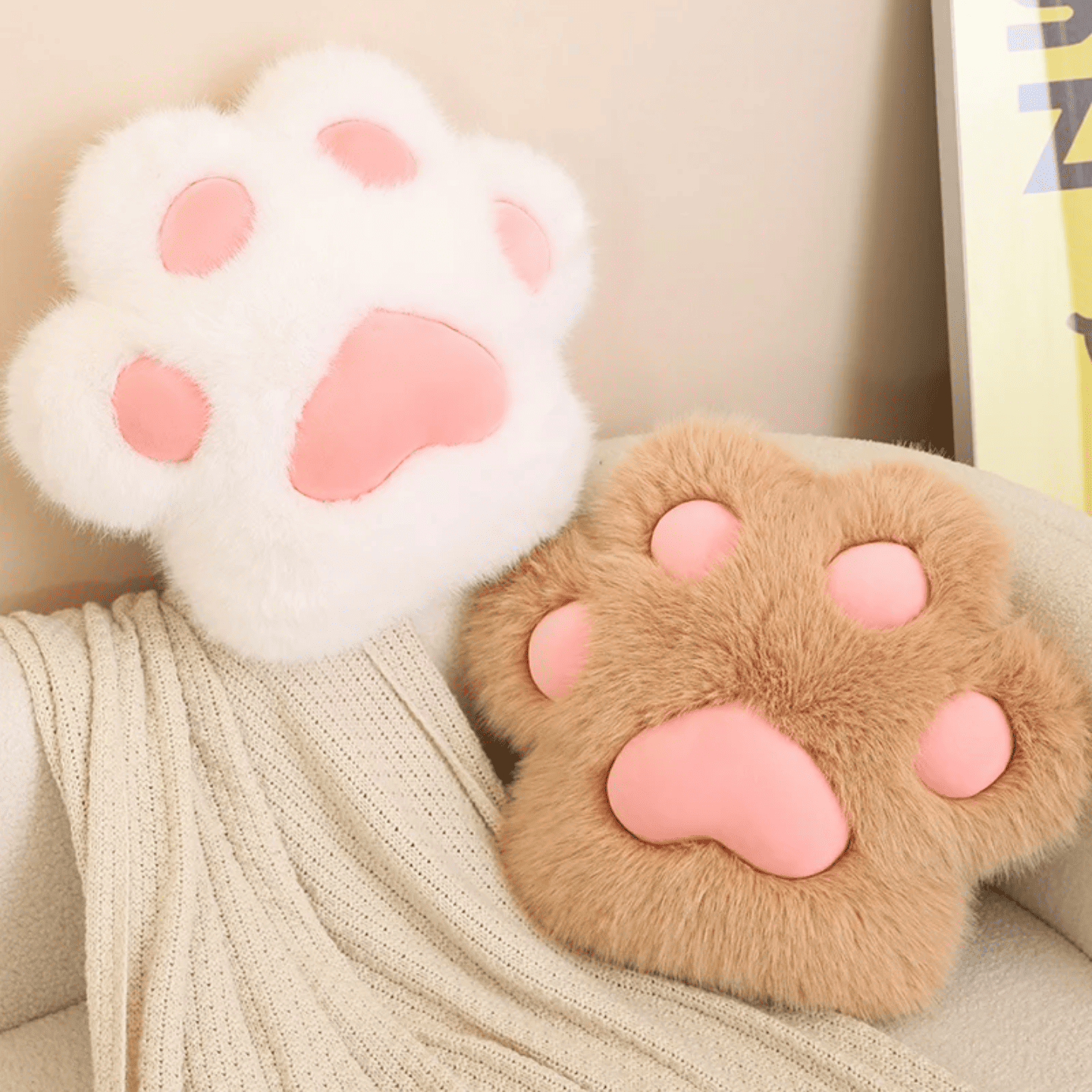 plisani jastuk u obliku macje sapice u beloj i bez boji na sofi