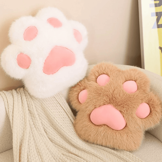 plisani jastuk u obliku macje sapice u beloj i bez boji na sofi