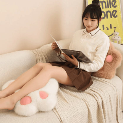 plisani jastuk sapica kao udoban oslonac tokom sedenja na sofi