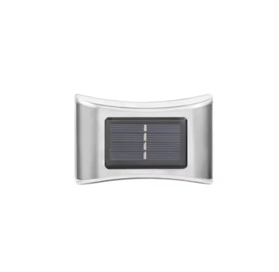 Jedna solarna zidna svetiljka. Jednostavno resenje za ciljano osvetljenje spoljnih delova kuce ili vrta.