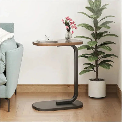 Praktican C oblik sto pored sofe, idealan za popodnevni odmor. Funkcionalan i estetski dodatak svakom domu.