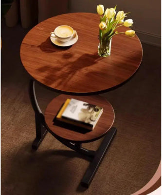 Elegantan sto sa cvecem i knjigom, idealan za opustanje. Funkcionalan i estetski dodatak domu.