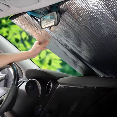 Osoba postavlja zastitu za auto staklo, laka montaza suncobrana za vozilo.