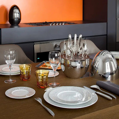 Uredno postavljen sto za rucavanje sa tanjirima i escajgom. Idealno za domace okupljanje i porodicne vecere.