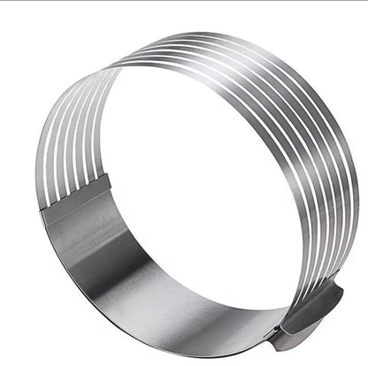 alat za ravnomerno sečenje kora za tortu, okruglog oblika, sa sedam precizno raspoređenih nivoa za sečenje. Prikazan je metalni prsten sa sedam paralelnih proreza koji omogućavaju lako i precizno deljenje torte na sedam jednakih slojeva.