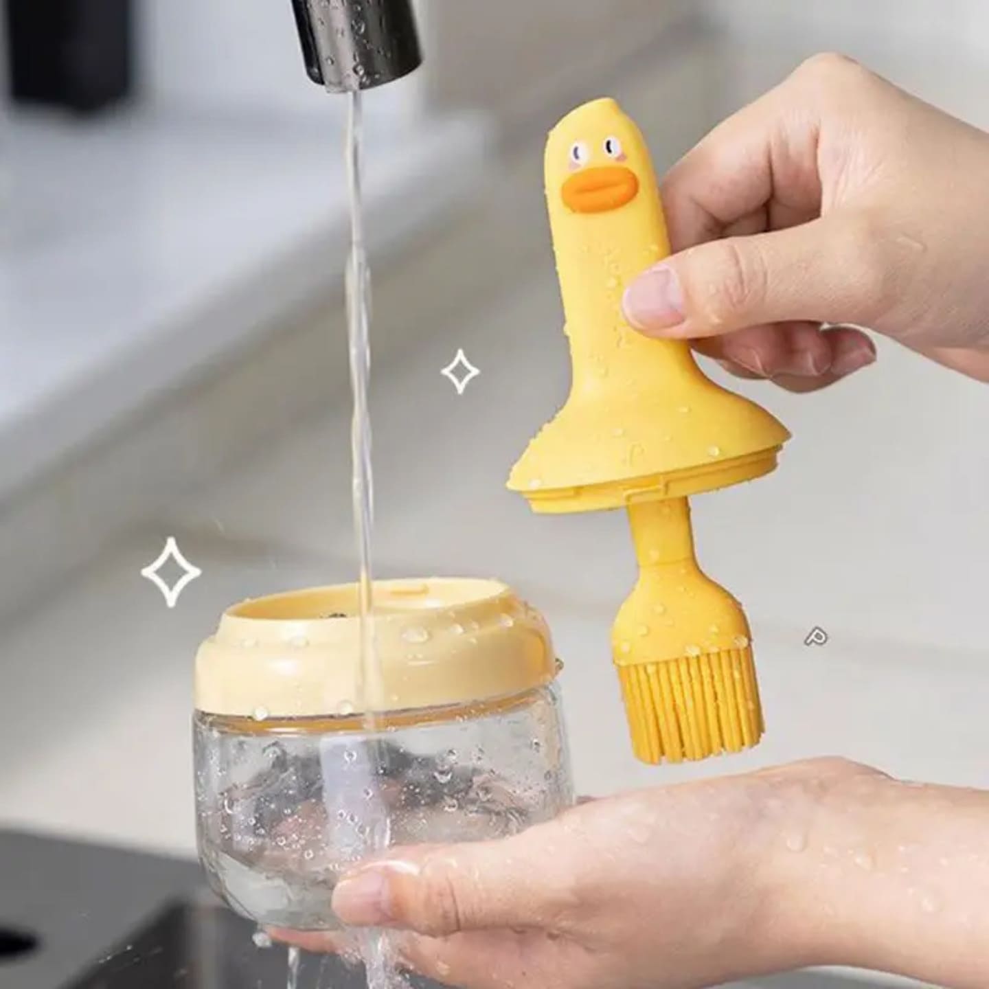 Pranje staklene posude za ulje sa silikonskom četkicom