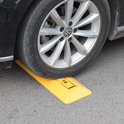 Spustena zuta preklopna barijera za parking sprecava neovlasceno zauzimanje parking mesta