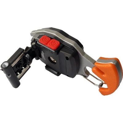 Detalj preklopnog nozica na visenamenskom privesku za kljuceve, pogodan za sve ljubitelje kampovanja.