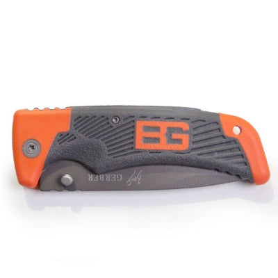 Ber Grylls Gerber preklopni noz sa sivom i narandzastom drskom i BG logom. Kvalitetan noz za kampovanje i prezivljavanje u prirodi.