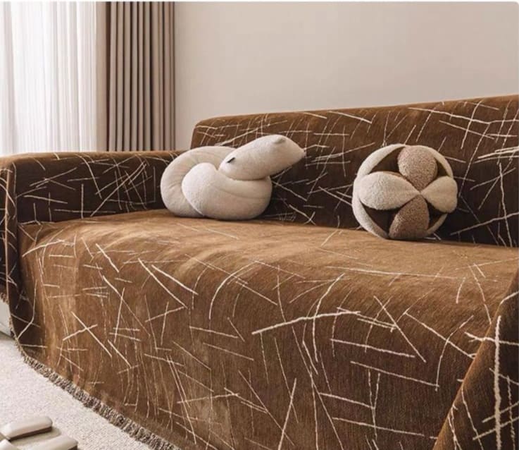 Dekorativni prekrivac koji stiti namestaj i poboljsava izgled prostora