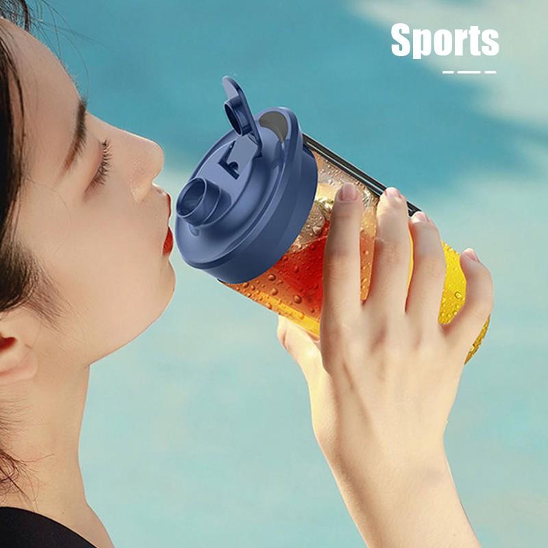 Prenosivi blender u upotrebi za pripremu svežeg smoothie napitka