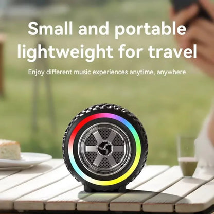Mali prenosivi bluetooth zvucnik auto guma sa RGB svetlom na stolu napolju