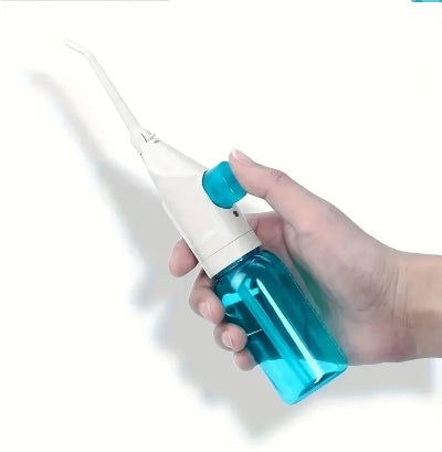 Prenosivi oralni irigator za zube u ruci. Kompaktan uredjaj za higijenu zuba i desni, pogodan za putovanja i svakodnevnu upotrebu.