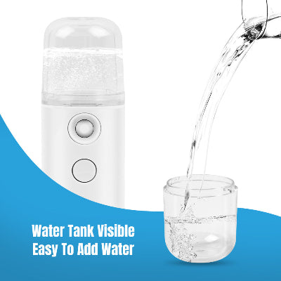 Prikaz dodavanja vode u providni rezervoar prenosivog ovlazivaca za lice. Spreman za brzo i lako punjenje, bilo kada.