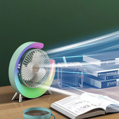 Sareni USB mini ventilator na radnom stolu. Kompaktan i efikasan, sa led svetlima, idealan za ucenje ili rad.