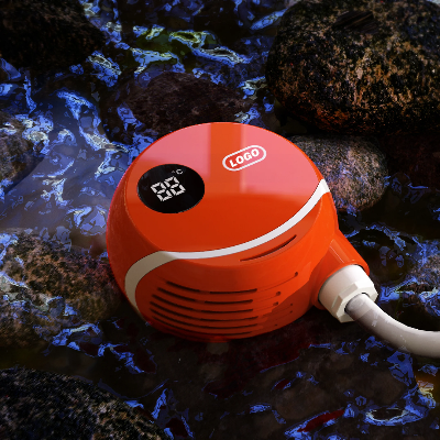 Prikaz prenosne pumpe za kamp tus sa digitalnim displejem koji pokazuje temperaturu vode. Kompaktan i vodootporan uredjaj za upotrebu u prirodi.