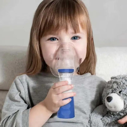 dete koristi prenosni mesh inhalator za inhalaciju