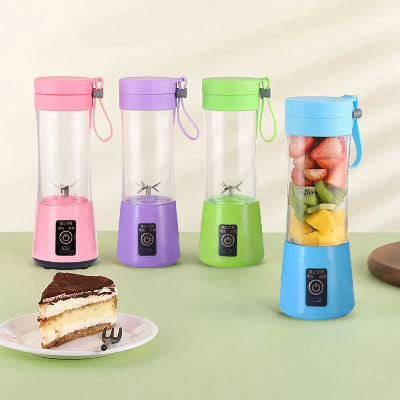 Prenosni mini blender sokovnik u vise boja na stolu