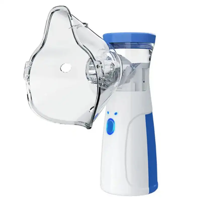 Prenosni i tihi ultrazvucni nebulizator za inhalaciju. Uredjaj ima odvojivu masku za odrasle i decu, idealan je za kucnu upotrebu.