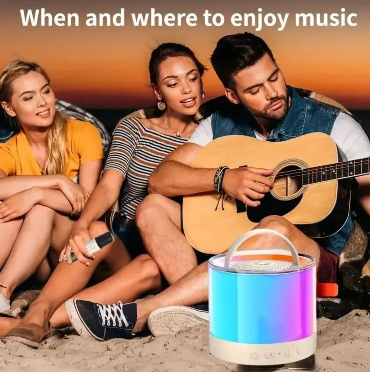 Prenosni RGB bluetooth zvucnik koriscen napolju na plazi tokom druzenja