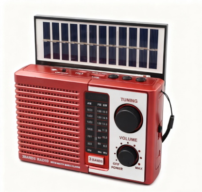 Detaljan prikaz prenosnog solarnog retro radija na beloj pozadini