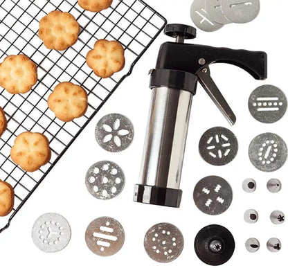 Presa za kekse sa razlicitim diskovima i ukraseni keksi na resetki.