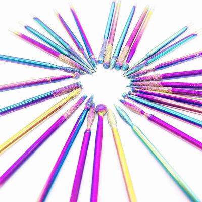 Zivopisni pregled razlicitih tipova nastavaka za turpiju za nokte. Svaki nastavak ima jedinstvenu namenu za oblikovanje i poliranje.