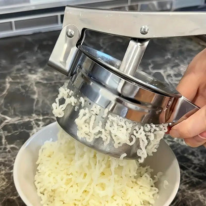 Koriscenje rucne prese za pravljenje pire krompira bez grudvica iznad cinije