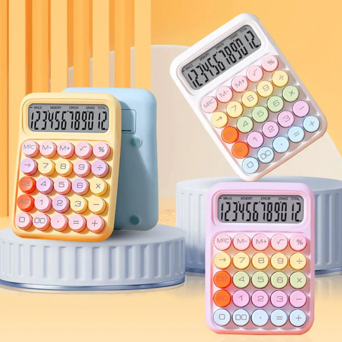 Pritiskanje velikog pastelnog tastera na stonom digitronu