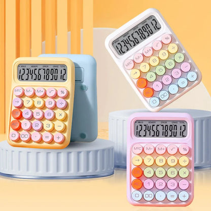 Pritiskanje velikog pastelnog tastera na stonom digitronu