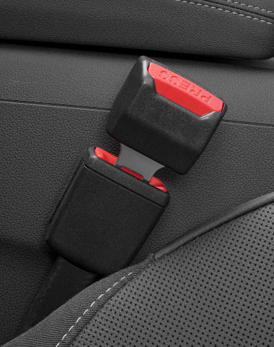 Crni produzetak za sigurnosni pojas sa crvenim dugmetom za otkljucavanje koristi se za sprecavanje alarma u automobilu
