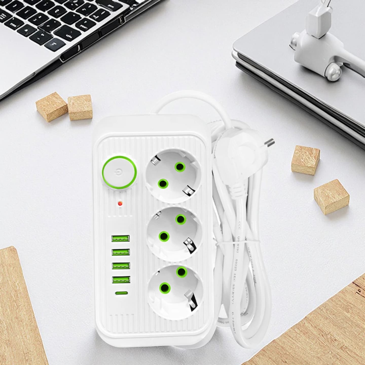 Produzni razdelnik sa 3 uticnice i 4 USB porta za punjenje