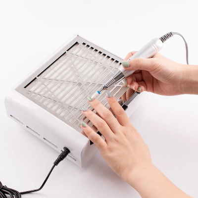 manikir aspirator u upotrebi tokom obrade noktiju elektricnom turpijom efikasno usisava svu finu prasinu