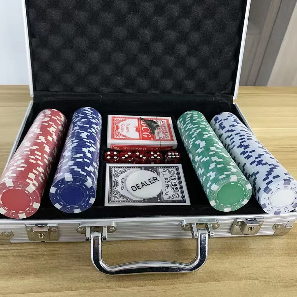 Profesionalni poker set sa aluminijumskim koferom i žetonima
