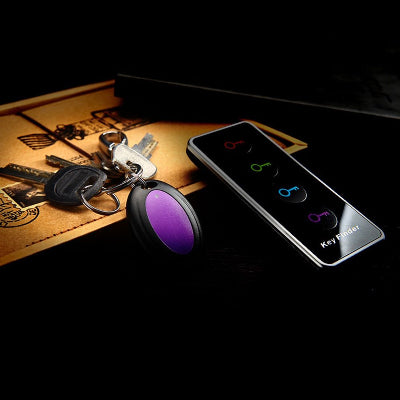 Detaljan prikaz lokatora kljuceva sa daljinskim upravljacem. Idealan uredjaj za sve koji cesto gube kljuceve, novcanik, telefon ili druge licne stvari. Brzo i efikasno trazenje predmeta.