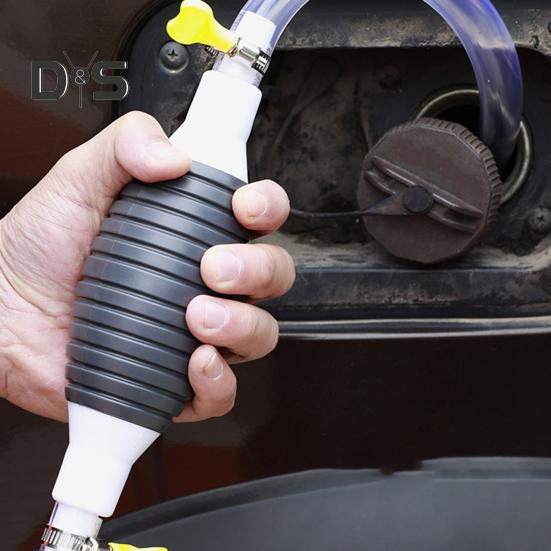 Drzanje rucne pumpe za pretakanje goriva u ruci