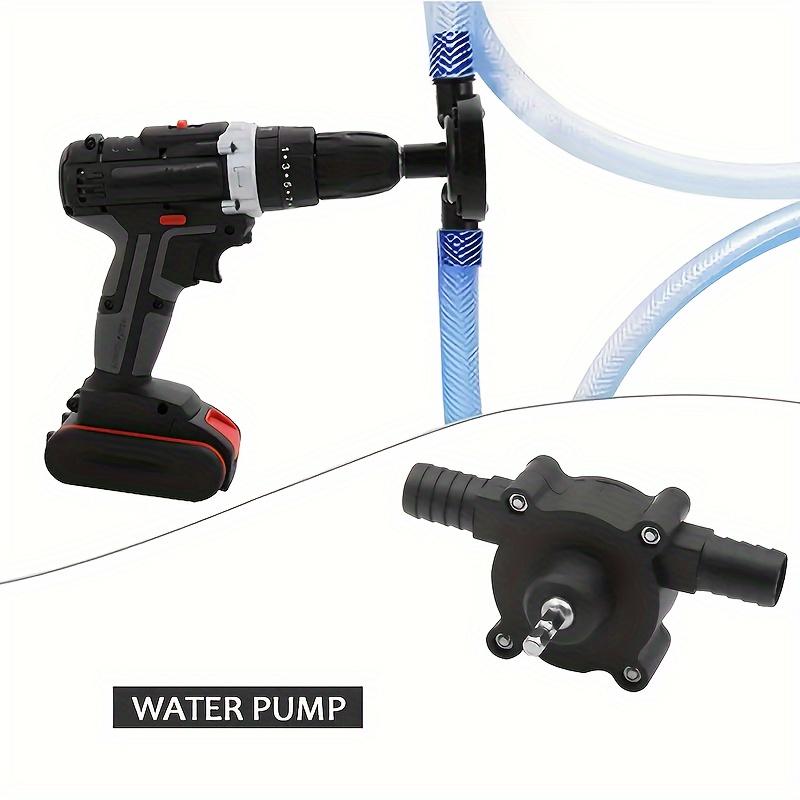 Pumpa za vodu prikljucena na busilicu sa usisnim i izlaznim crevom