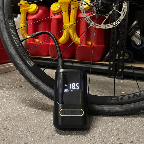 Elektricna pumpa naduvava gumu bicikla